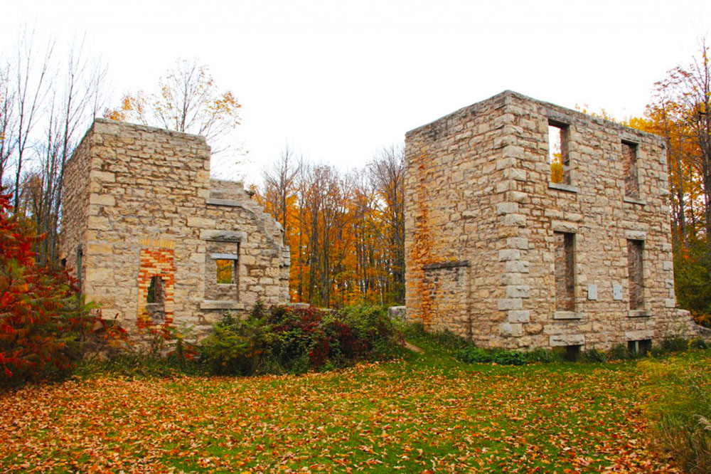 Elopement Location Ontario: The Corran Ruins