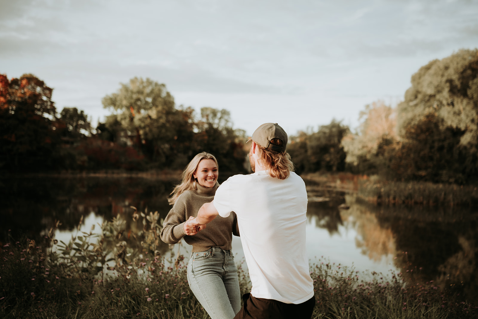 couple pose: couple playing "slingshot" 