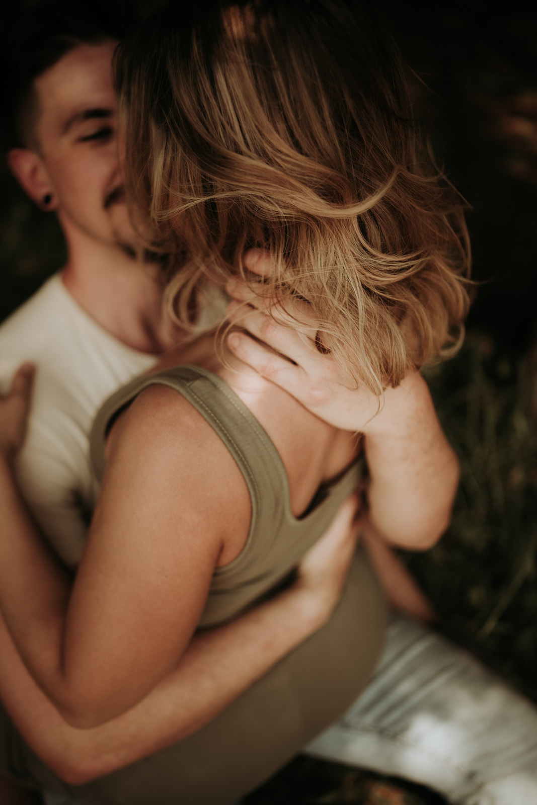 couple pose: man softly caresses the hair of the woman.