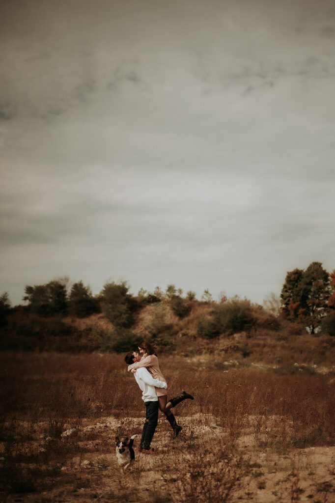 couple pose: man lifts the woman under the knees